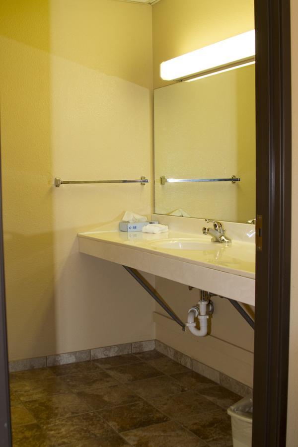 Cottonwood Inn & Suites Phillipsburg Bagian luar foto