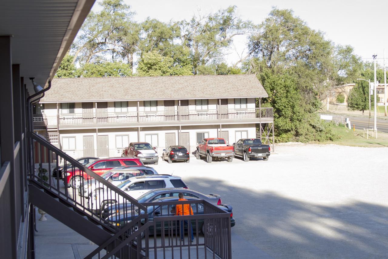 Cottonwood Inn & Suites Phillipsburg Bagian luar foto