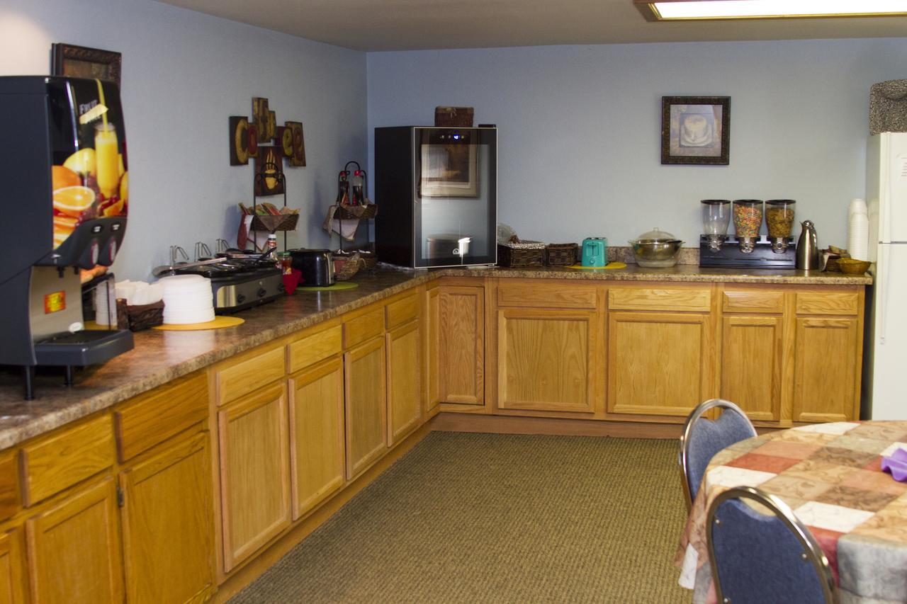 Cottonwood Inn & Suites Phillipsburg Bagian luar foto