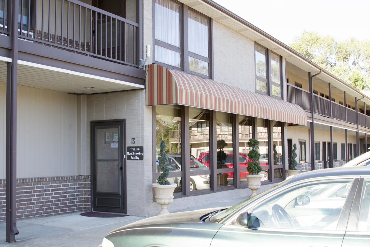 Cottonwood Inn & Suites Phillipsburg Bagian luar foto